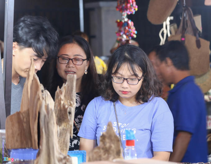 "Là một thành phố du lịch, em thấy việc mở thêm các khu phố đi bộ kết hợp với mua sắm như thế này rất cần thiết. Đến khu phố này, ngoài việc được ngắm cảnh sông Hàn về đêm, em cùng bạn bè còn được mua sắm các món đồ mà mình ưa thích", bạn Nhã Trang (du khách Hà Nội) cho biết.