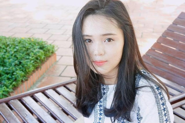 Sinh ra trong một gia đình có truyền thống nên Quỳnh Anh cũng sớm có tình yêu với môn thể thao vua. Quỳnh Anh cũng là nữ CĐV thường xuyên góp mặt trên sân Mỹ Đình mỗi khi các cầu thủ ĐTQG thi đấu. Ống kính của các PV Thể thao cũng nhiều lần ghi được hình ảnh của cô khi vào TPHCM cổ vũ bóng đá.