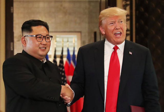 Tổng thống Trump và nhà lãnh đạo Triều Tiên Kim Jong-un gặp nhau tại Singapore ngày 12/6 (Ảnh: Reuters)