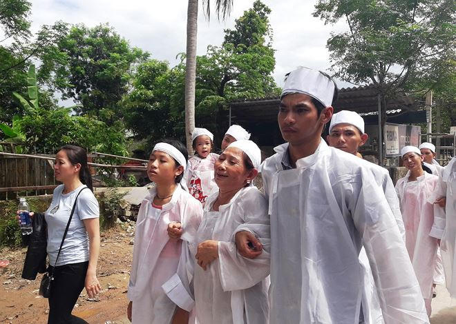 Những tiếng khóc thương ai oán bao trùm mọi ngõ ở làng quê
