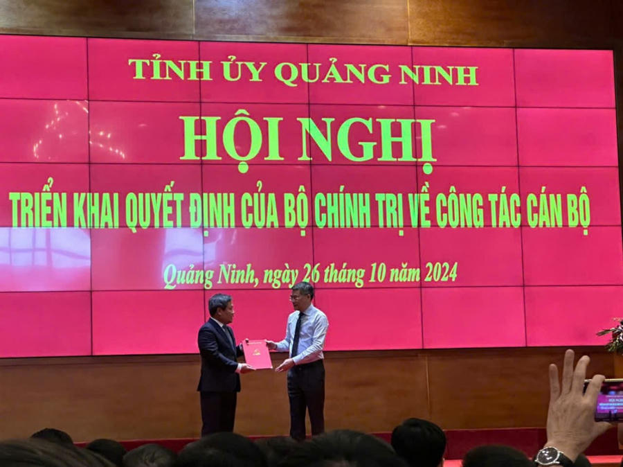 Ông Lê Minh Hưng - Ủy viên Bộ Chính trị, Bí thư Trung ương Đảng, Trưởng ban Tổ chức Trung ương trao Quyết định của Bộ Chính trị về công tác cán bộ cho ông Vũ Đại Thắng.