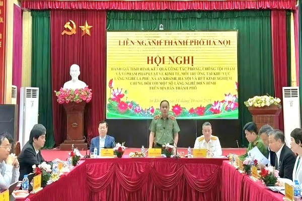 Giám đốc Công an TP Hà Nội tại buổi làm việc với các đơn vị, cơ sở kinh doanh.