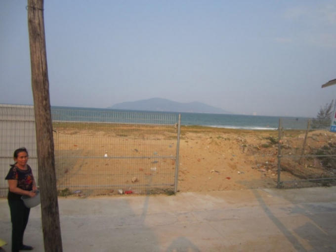 Hàng rào tạm bảo vệ dự án và có lối đi cho người dân xuống biển