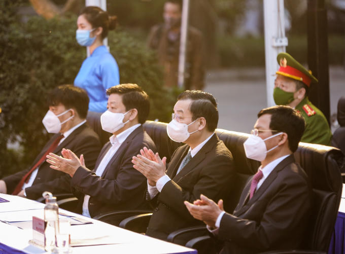 Các lãnh đạo tham dự buổi lễ.