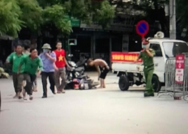 Nhóm tài xế xe ôm đuổi chém nhau ngay cả khi công an đã có mặt.