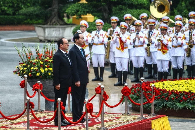 Hai vị nguyên thủ Việt Nam và Pháp trên bục danh dự. (Ảnh: Nguyễn Khánh)