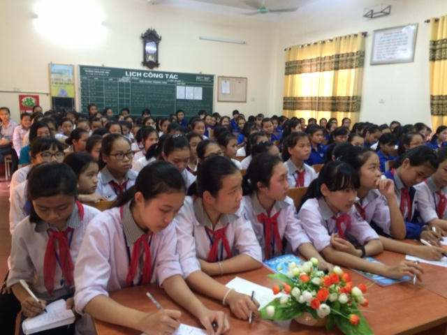 Các em học sinh chăm chú lắng nghe.