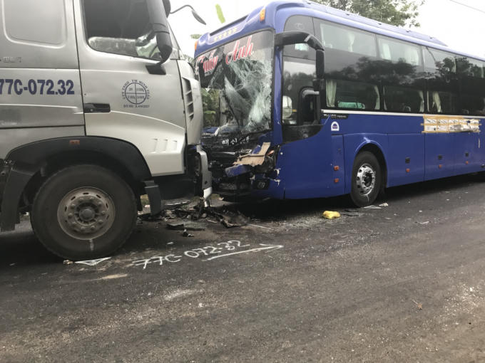 Xe đầu kéo tông trực diện vào xe khách.