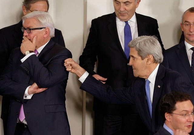 Ngoại trưởng Mỹ John Kerry cố gắng "liên lạc" với Ngoại trưởng Đức Frank Steinmeier trong Hội nghị biến đổi khí hậu tại Paris.(Ảnh: AFP)