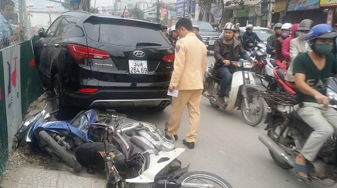 Lực lượng CSGT khám nghiệm hiện trường vụ tai nạn.