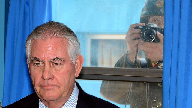 Binh sĩ Triều Tiên chụp ảnh Ngoại trưởng Rex Tillerson khi ông tới làng đình chiến Panmunjom ở gần biên giới liên Triều hồi tháng 3 (Ảnh: EPA)