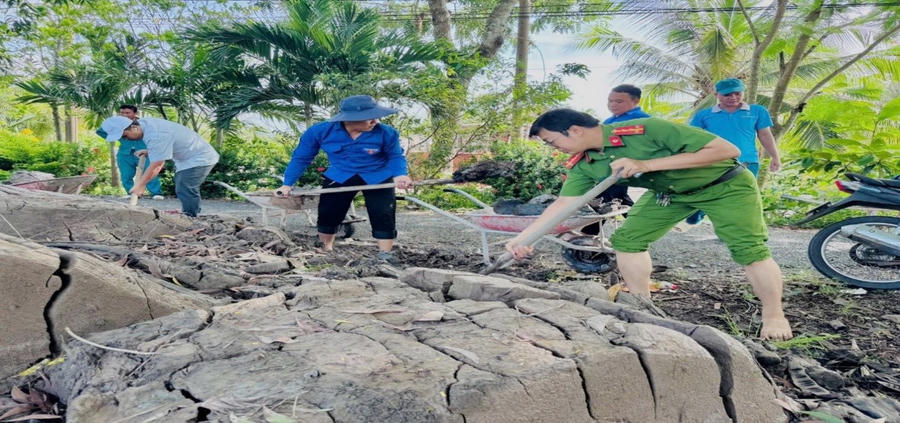 Thanh niên Công an xã Trần Văn Thời hỗ trợ hộ ông Trương Văn Hoàng, là thân nhân thờ cúng Liệt sĩ CAND đắp nền xây dựng nhà mới.