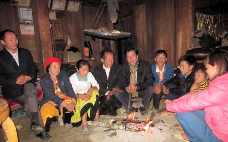 Đêm bên bếp lửa của gia đình ông Hạng A Sáu