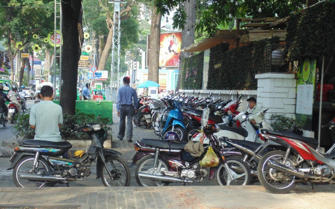 Vìa hè bị biến thành bãi giữ xe của một quán cà phê trên đường Nguyễn Thị Minh Khai.