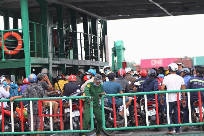 Chen chân qua phà Cát Lái trong ngày 'cách ly toàn xã hội' - ảnh 5