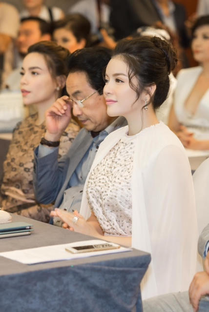 L&yacute; Nh&atilde; Kỳ đi si&ecirc;u xe, đẹp như b&agrave; ho&agrave;ng
