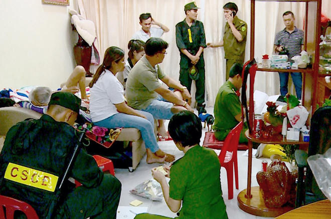 Công an đang khám xét một trong những tụ điểm đánh bạc ngàn tỷ qua mạng.