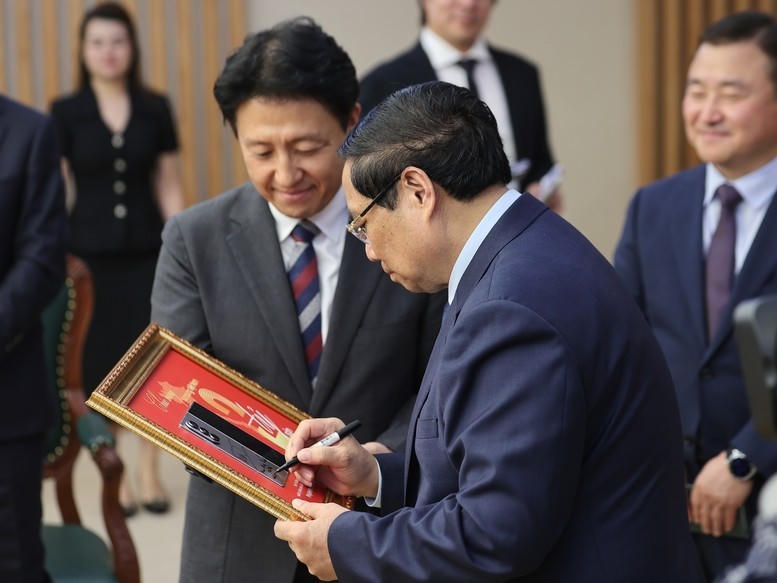 Thủ tướng Chính phủ Phạm Minh Chính đã ký tặng biển kỷ niệm sản xuất chiếc điện thoại di động thứ 2 tỷ của Samsung tại Việt Nam.