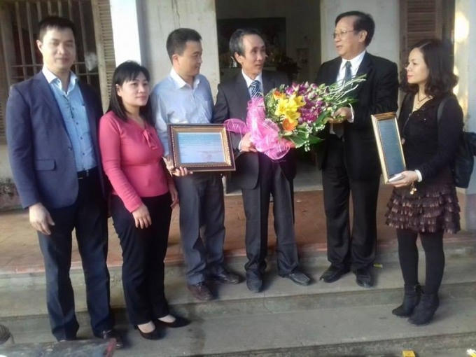 Nhiều người thân đã đến tặng hoa, chúc mừng ông Hàn Đức Long nhân dịp được trả tự do.