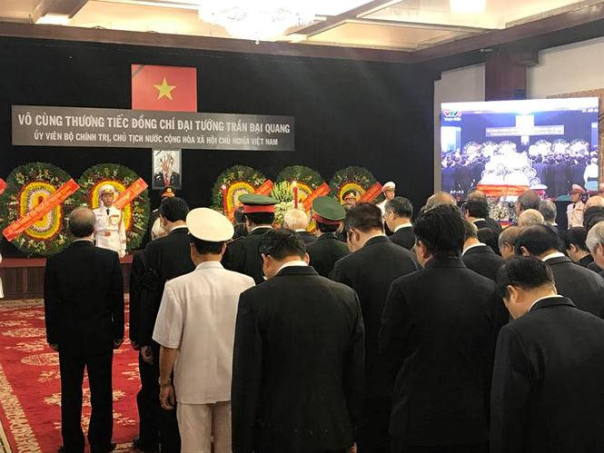 Đoàn lãnh đạo Thành ủy - UBND TP.HCM vào viếng Chủ tịch nước Trần Đại Quang tại dinh Thống Nhất. Ảnh: Ngô Bình