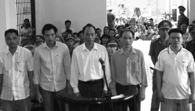 Các bị cáo trong vụ án tại một phiên tòa xét xử.