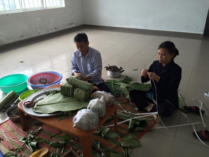 Anh Hoàng Văn Thế (trú quận Sơn Trà, TP Đà Nẵng) cho biết, đây là lần đầu tiên sau 16 năm vào Đà Nẵng lập nghiệp, bố mẹ anh từ Thanh Hóa vào ăn Tết cùng con trai. Cả gia đình quây quần làm bánh chưng chuẩn bị cho ngày Tết cận kề.