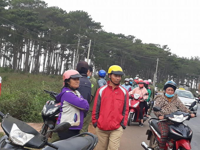 Nhiều người dân hiếu kì đến xem