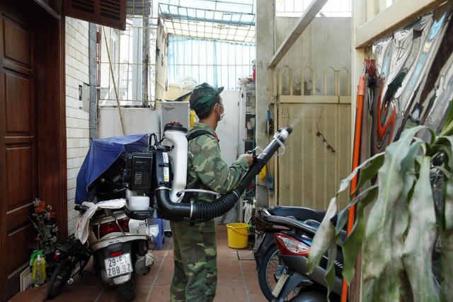 Hà Nội vẫn đang nỗ lực diệt muỗi, loăng quăng để khống chế sự gia tăng các ca mắc mới SXH.