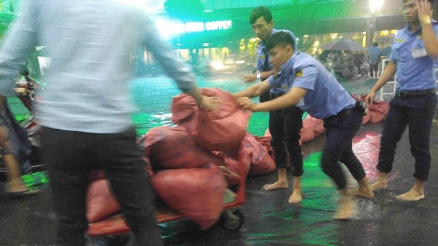 Trước đó, một siêu thị trên đường Trường Chinh cũng bị nước tấn công vào tầng hầm.