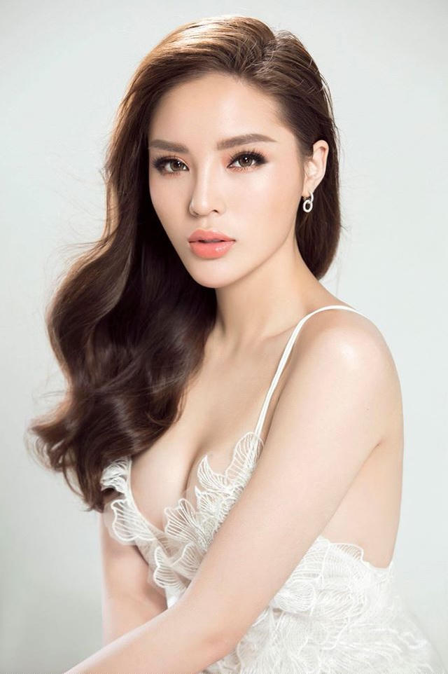 Nguyễn Cao Kỳ Duyên đăng quang Hoa hậu năm 2014 khi cô mới 18 tuổi. Thời điểm đó, nàng hậu sinh năm 1996 gặp không ít thị phi vì nổi tiếng quá sớm.