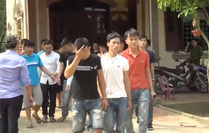 Tại sới bạc lực lượng chức năng thu giữ hàng trăm triệu đồng và nhiều tang vật liên quan đến hành vi đánh bạc bằng hình thức đá gà.