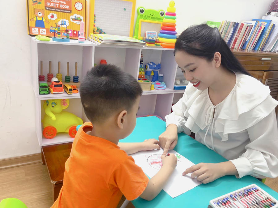 Những bài học ngày đầu tiên của bé, cô giáo dạy cách cầm nắm và nhận biết.