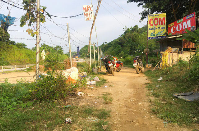 “Tình trạng này đã diễn ra nhiều năm qua nhưng chưa thể xử lý dứt điểm”, đại diện Trung tâm điều hành cao tốc Nội Bài - Lào Cai cho biết. Theo nguyên tắc, việc xử lý các trường hợp vi phạm này là trách nhiệm phối hợp giữa cơ quan quản lý đường cao tốc và chính quyền địa phương nơi có vi phạm.