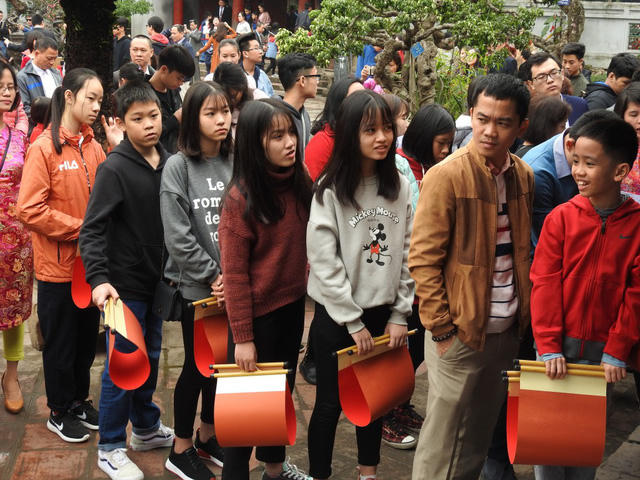 Học sinh xếp hàng dài xin chữ ở Văn Miếu- Quốc Tử Giám vào sáng mùng 1 Tết Mậu Tuất (ảnh: Đình Cường).