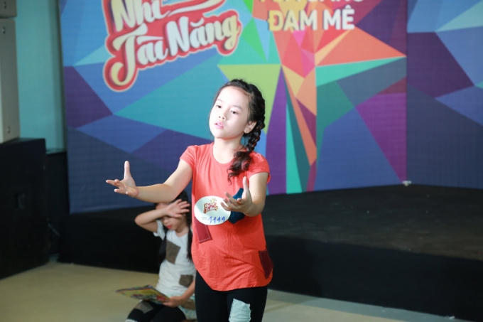 Nhóm Hoa của mẹ với tiết mục múa Đứa bé... khiến NTK Đức Hùng "rơm rớm nước mắt".