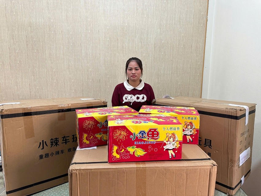 Nguyễn Thị Tươi cùng tang vật là hàng nghìn "củ tỏi nổ" nguỵ trang đồ chơi trẻ em bị bắt và thu giữ. (Ảnh: CA Nam Định)