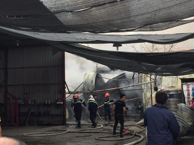 Nhiều vật dụng hàng hóa bị thiêu rụi sau vụ hỏa hoạn.