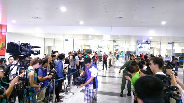 &ldquo;Biển người&rdquo; ch&agrave;o đ&oacute;n xạ thủ Ho&agrave;ng Xu&acirc;n Vinh tại s&acirc;n bay Nội B&agrave;i