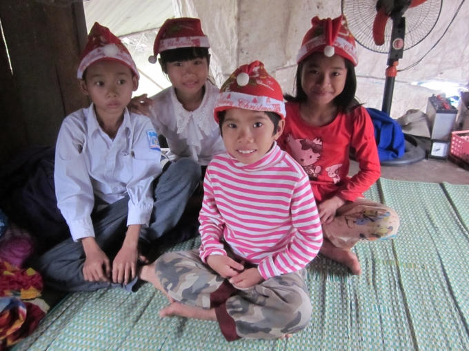 Những món quà Giáng sinh tuy đơn sơ, nhưng với lũ trẻ xóm chài vẫn là niềm ước ao hiếm có.