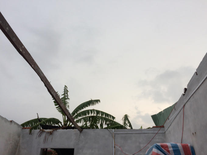 Một căn nhà bị hư hỏng nặng phía nhà sau.