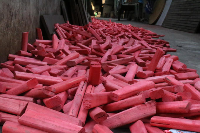 Tùy thuộc vào từng loại sản phẩm nhưng nguyên liệu làm rèn phổ biến vẫn chỉ là gỗ (để làm cán)