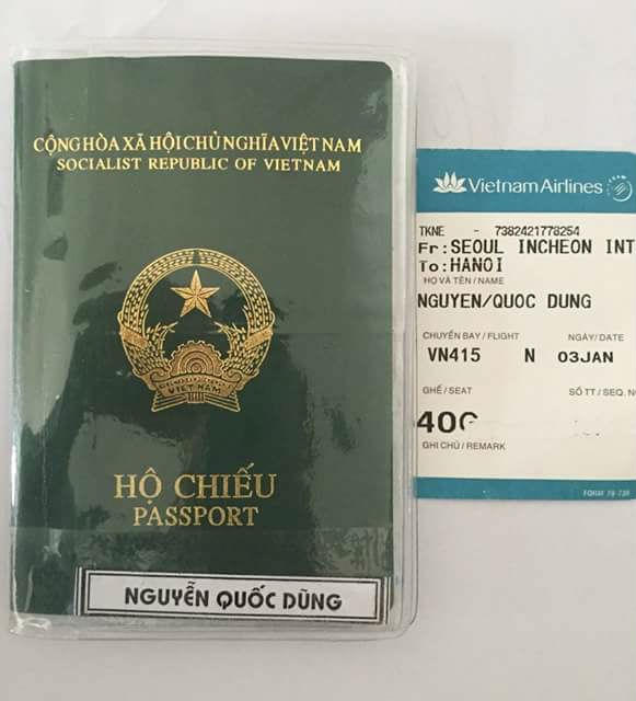 Hộ chiếu và cuống vé máy bay của anh Nguyễn Quốc Dũng