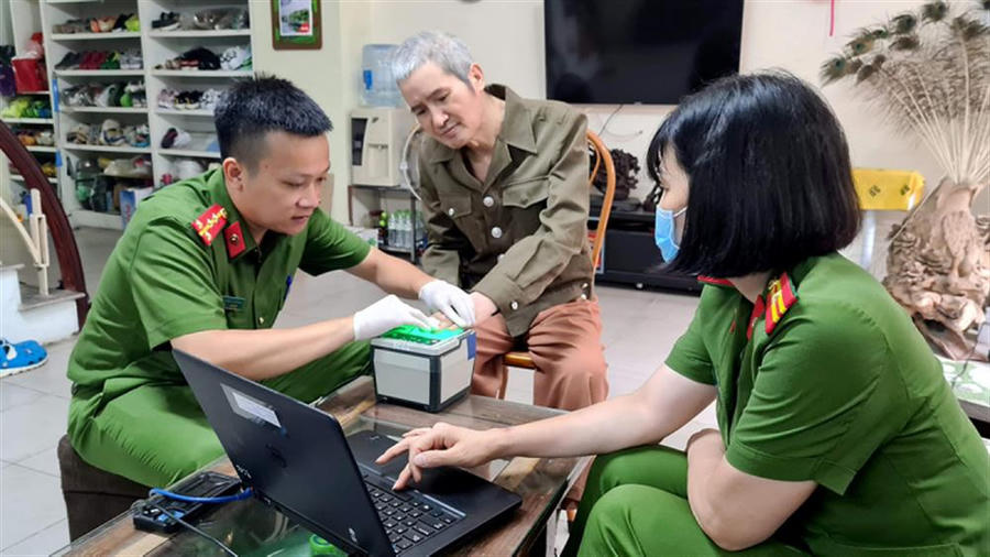 Cán bộ Phòng Cảnh sát quản lý hành chính về trật tự xã hội Công an TP Hà Nội đến tận nhà dân để cấp Căn cước công dân gắn chip.. Ảnh Bộ công an.