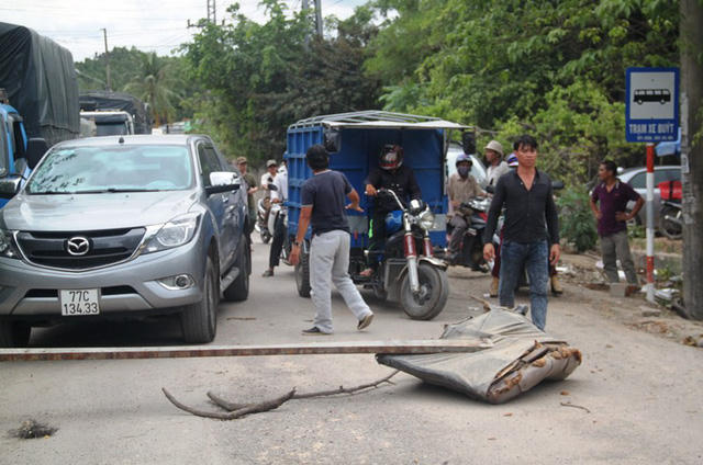 Bức xúc vì từng đoàn xe tải chạy gây bụi, dân đem cây chặn đường cấm xe tải lưu thông.