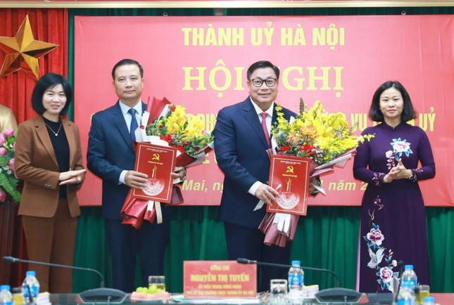 Lãnh đạo thành phố tặng hoa chúc mừng ông Nguyễn Quang Hiếu.