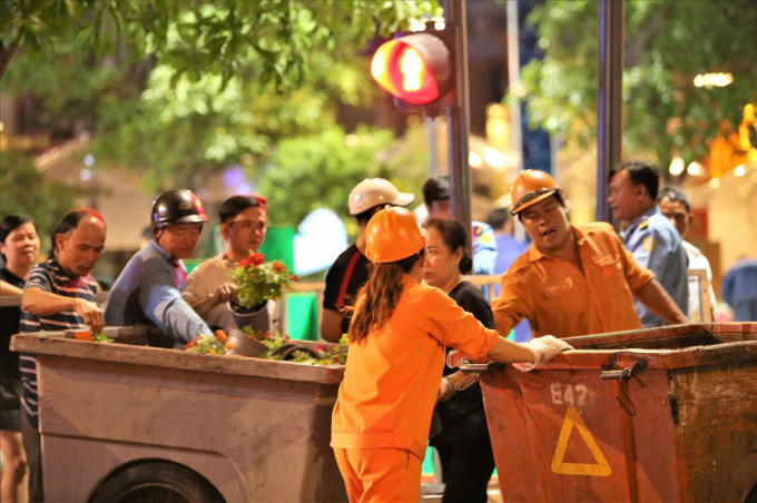 Thậm chí, phát hiện có những loại hoa mình thích đang nằm trong xe rác, nhiều người cũng không ngần ngại cầm lấy để mang về trồng cho đẹp nhà đẹp cửa. Ảnh: Trường Sơn