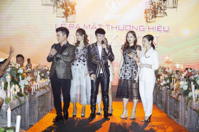 08. Lan Phuong song ca cung Dan Truong (1)