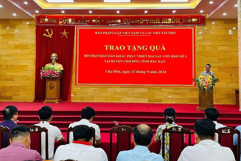 Tổng Biên tập Vũ Hoài Nam phát biểu trong chuyến công tác. (Ảnh Quốc Anh)