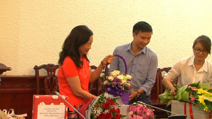 Nhiều đồng nghiệp đã tới chúc mừng và tặng hoa cho Nguyên Phó tổng biên tập báo Pháp luật Việt Nam.