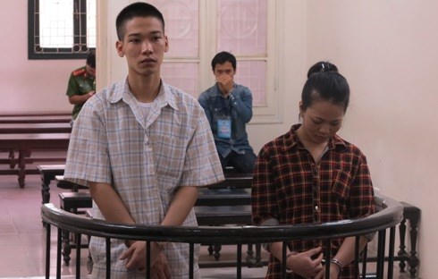 Cặp vợ chồng 9X trước vòng móng ngựa trong phiên xét xử.